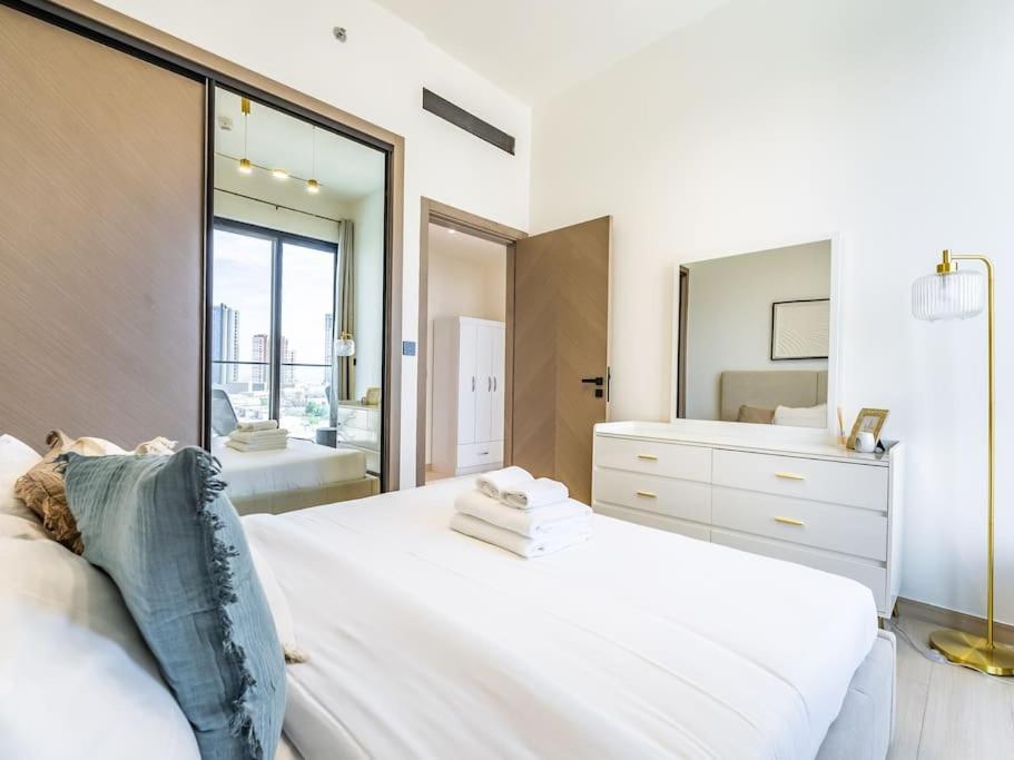 Stunning With Artful Interior And Urban Views Appartement Dubai
