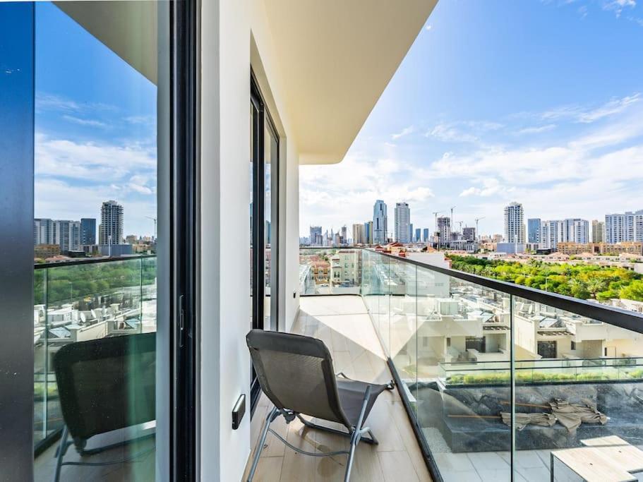 Appartement Stunning With Artful Interior And Urban Views