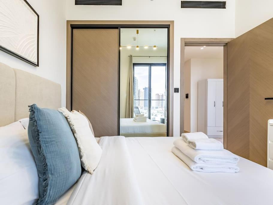 Stunning With Artful Interior And Urban Views Appartement *