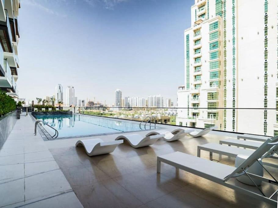 Appartement Stunning With Artful Interior And Urban Views