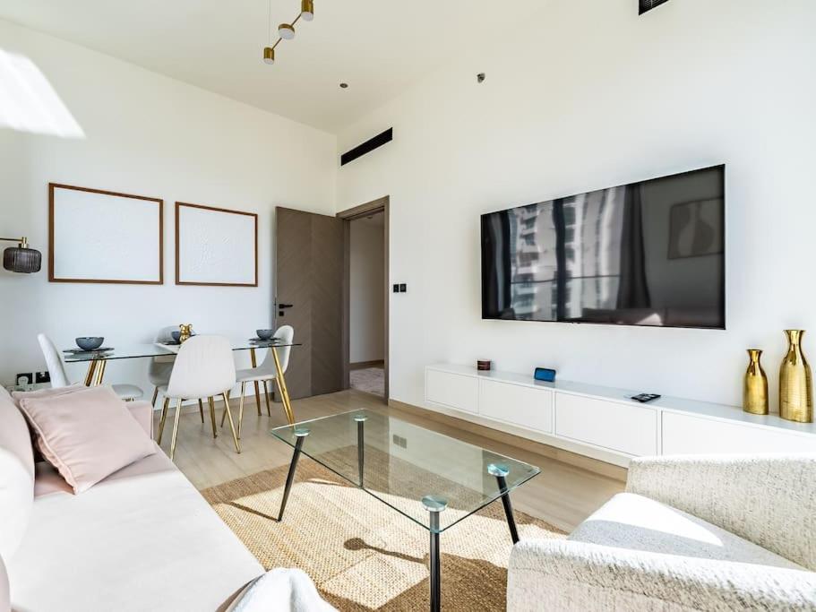 Appartement Stunning With Artful Interior And Urban Views Dubai