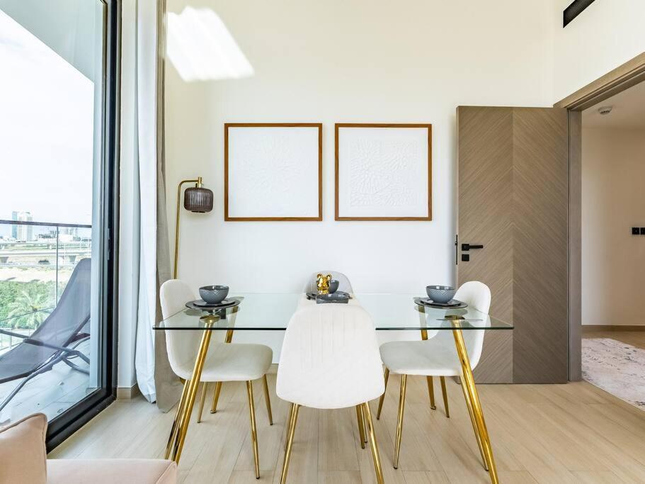 Stunning With Artful Interior And Urban Views Appartement Dubai