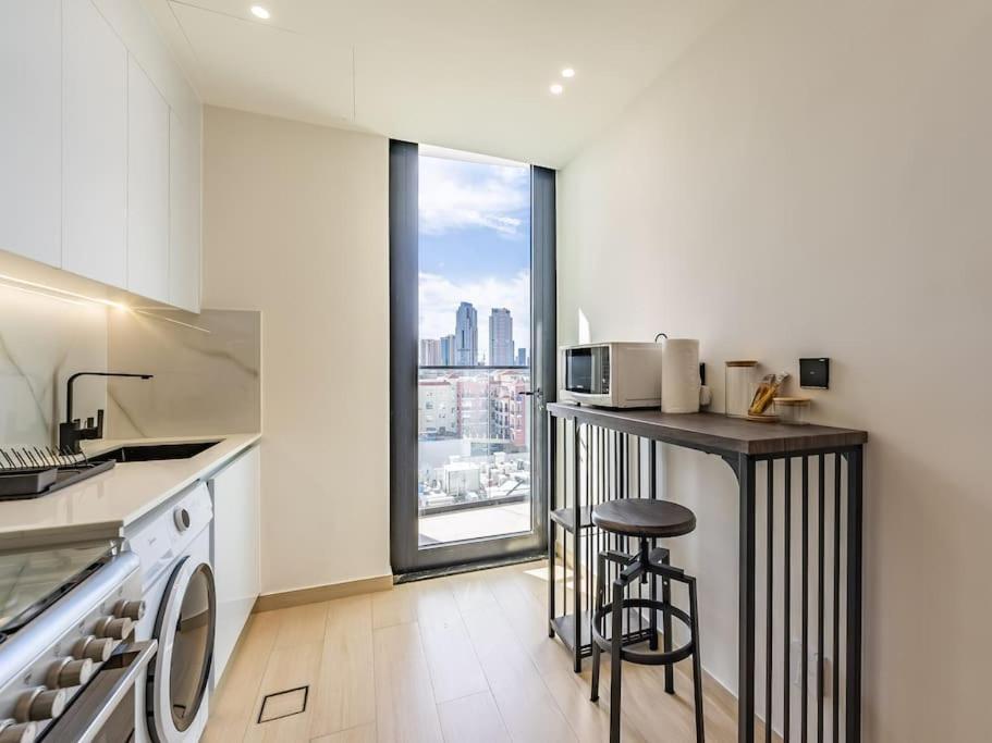 Appartement Stunning With Artful Interior And Urban Views