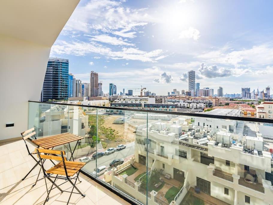 Stunning With Artful Interior And Urban Views Appartement *
