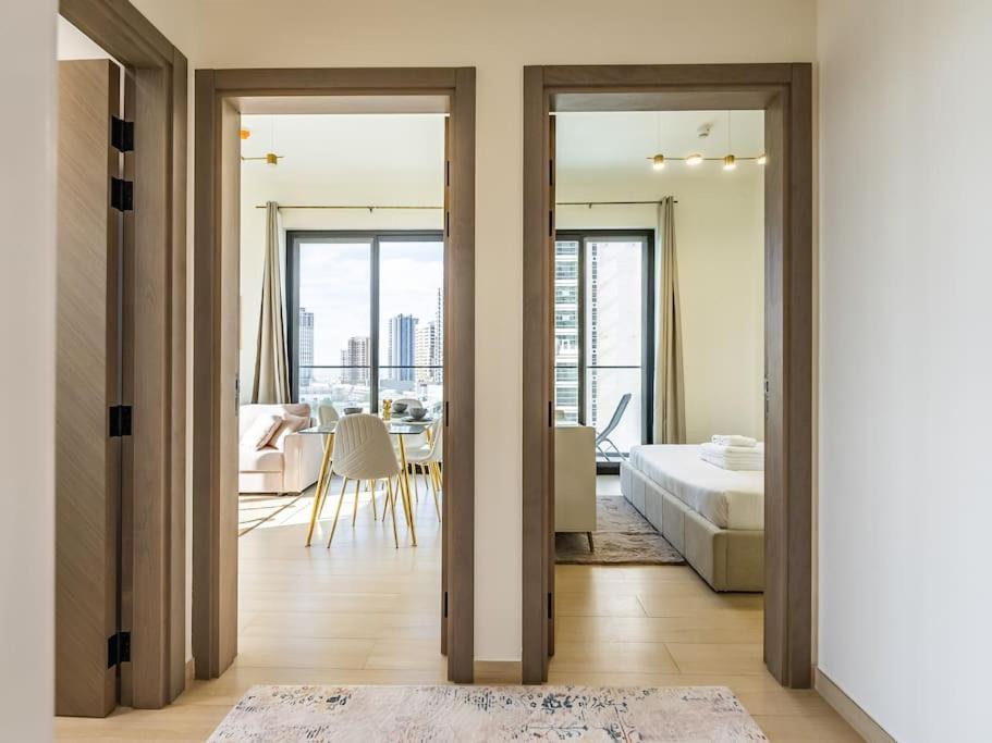 Stunning With Artful Interior And Urban Views Appartement