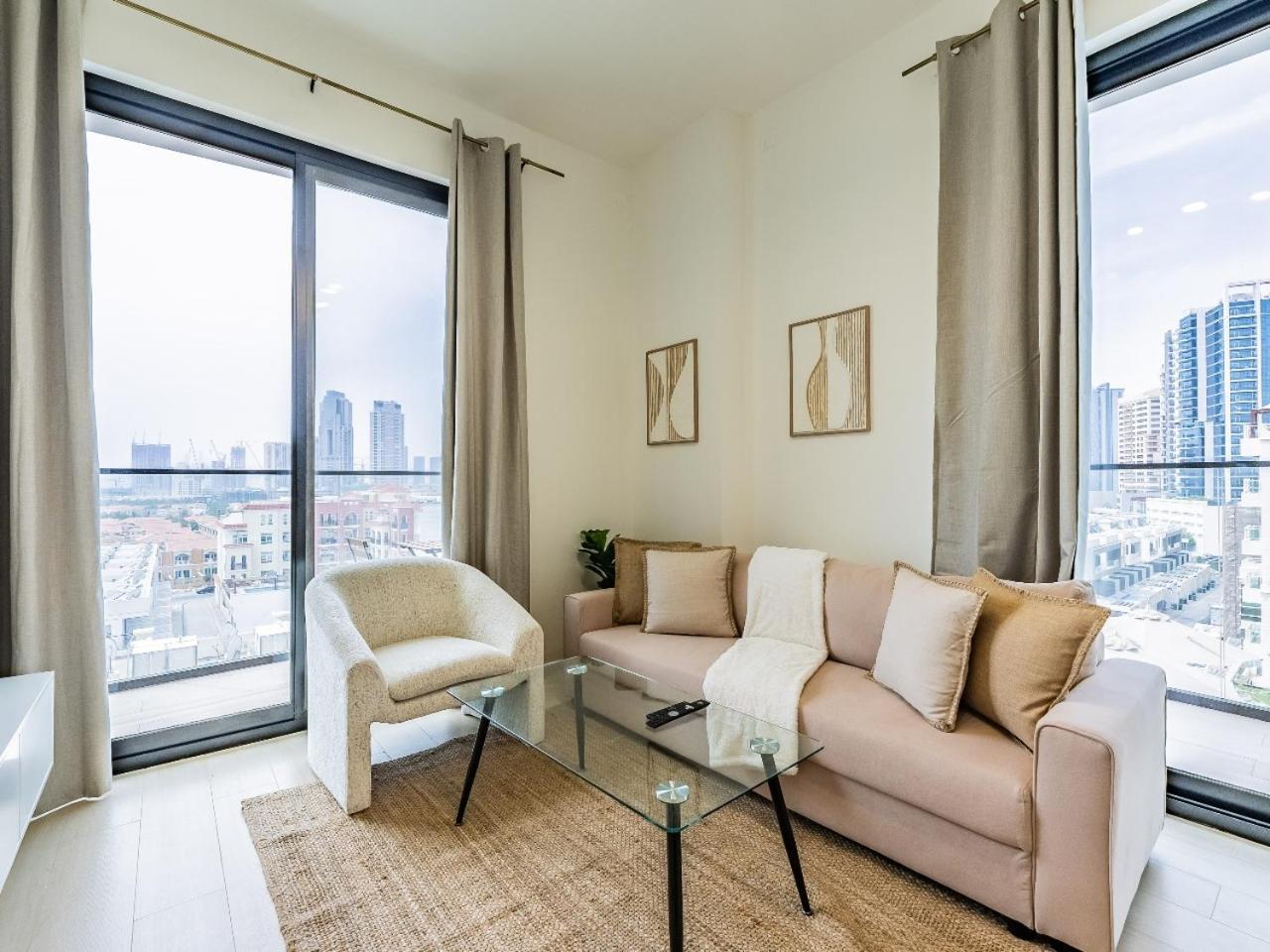 Stunning With Artful Interior And Urban Views Appartement Dubai